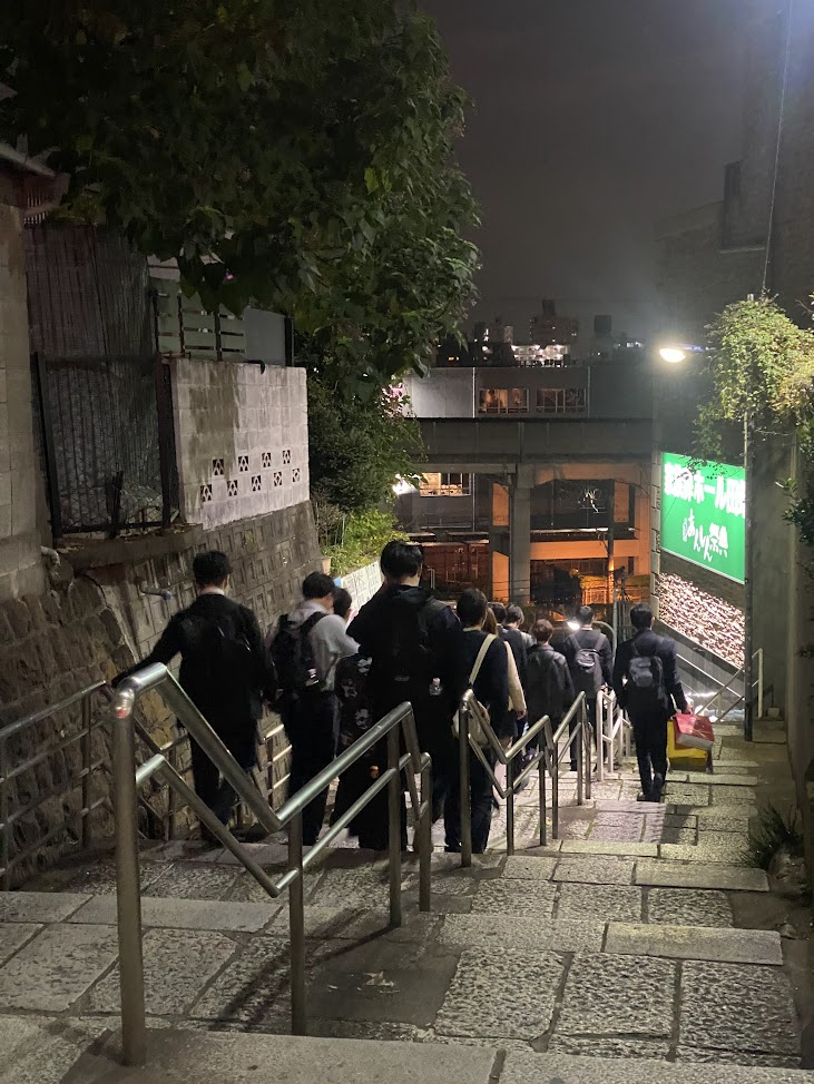 JR田端駅南口へ続く夜の長い石段を下る歴史散歩参加者