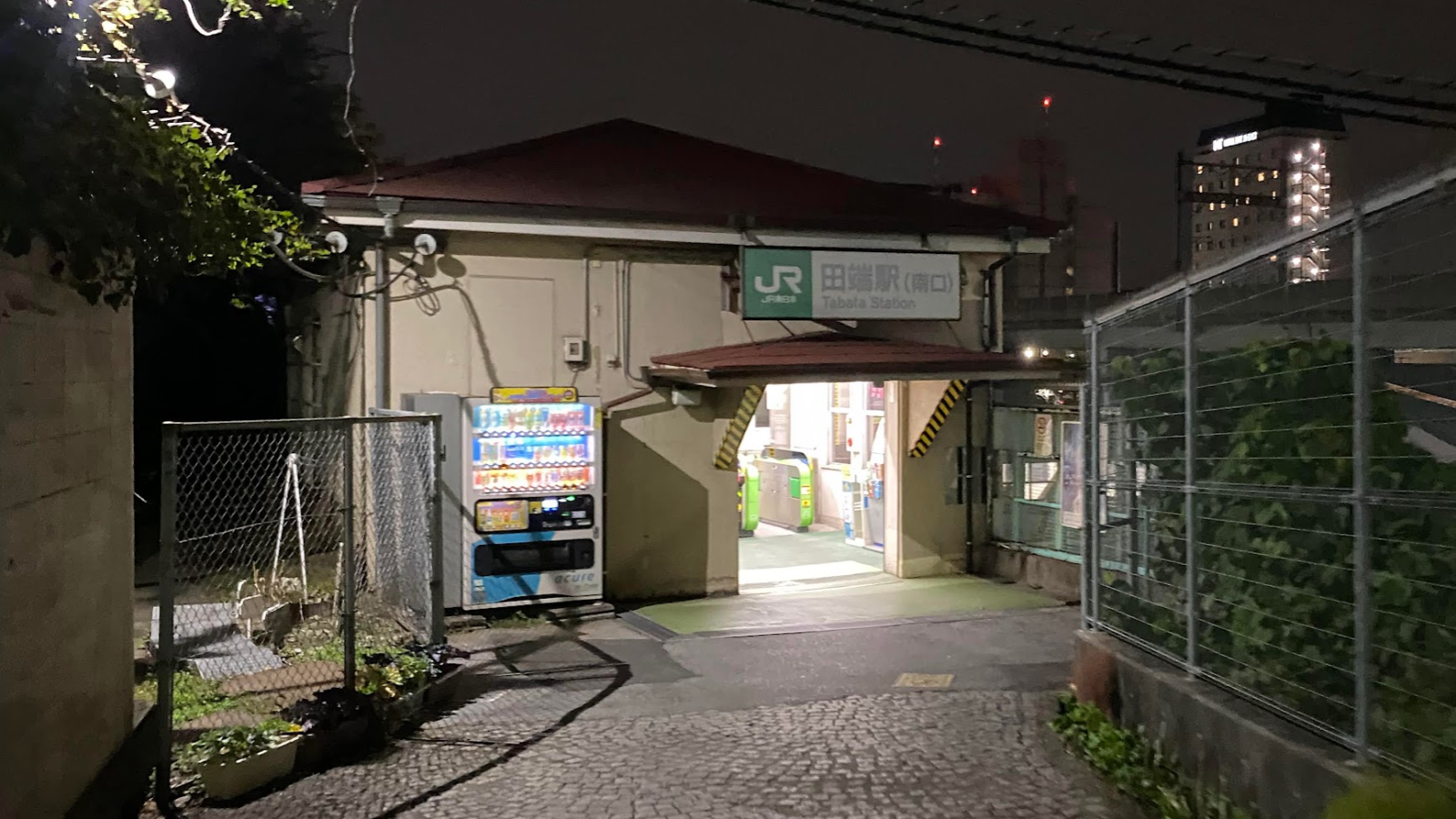 夜のJR田端駅南口の駅舎と改札入口
