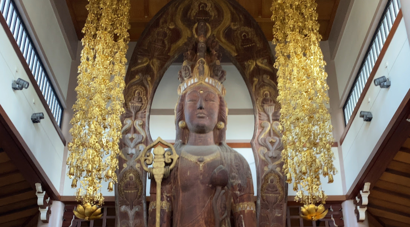 長谷寺（麻布大観音）の木造十一面観世音菩薩立像の上半身と金色の荘厳