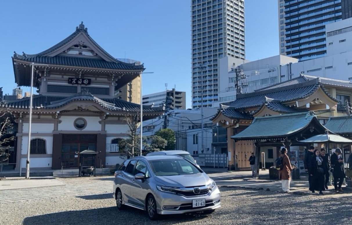 西麻布の長谷寺と周辺の寺院建築、背後の高層ビル