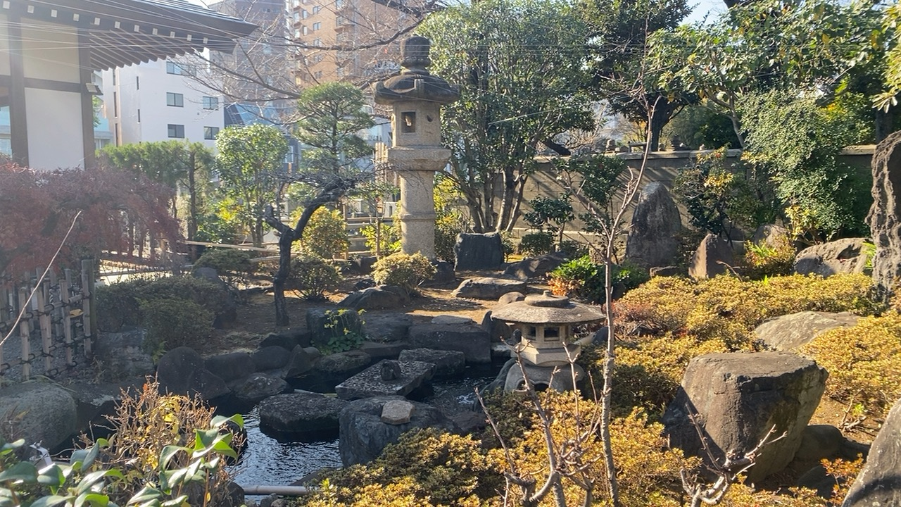 長谷寺の庭園にある石灯籠と庭石
