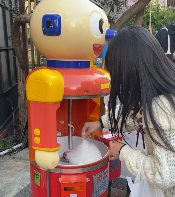 参加者がわたあめ作りを楽しむ様子