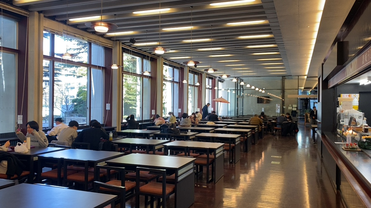 國學院大學学生食堂和nagomiの明るい食堂内部