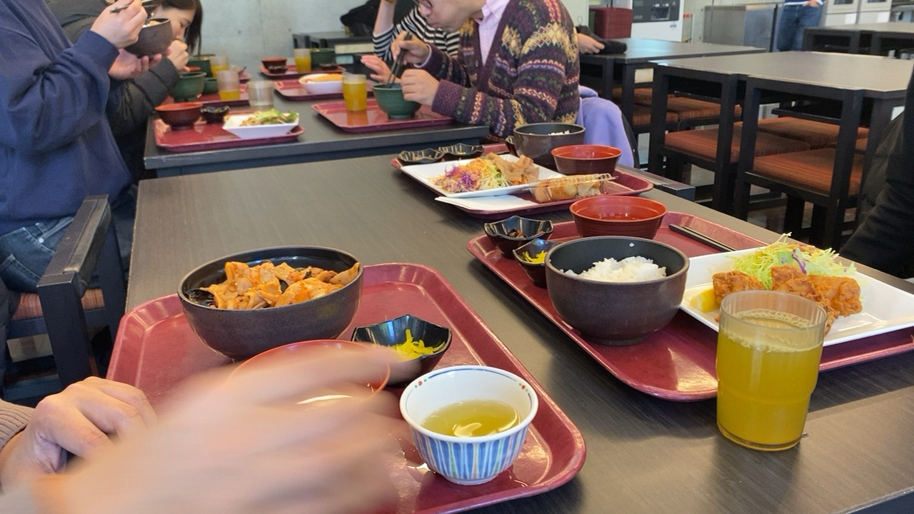 國學院大學学生食堂で食事を楽しむ参加者のランチ会