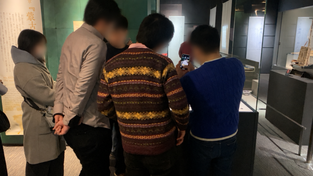 元寇展示を鑑賞するゆる歴史散歩会参加者たち