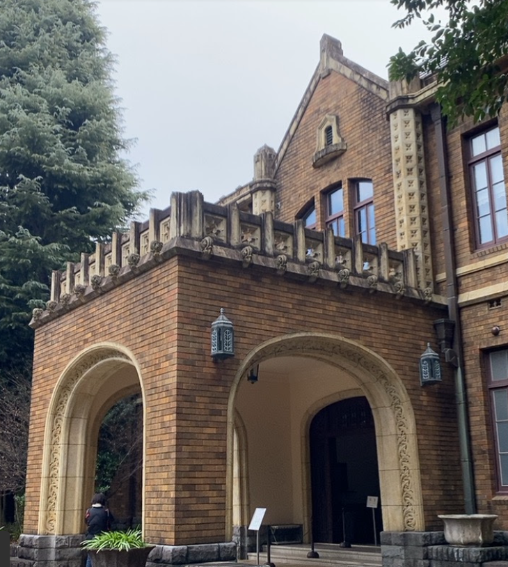 旧前田家本邸洋館正面玄関付近の石造アーチとタイル装飾