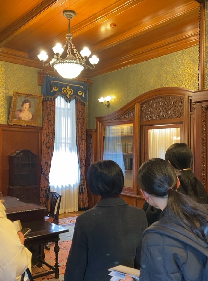 旧前田家本邸洋館の木製家具と彫刻された建具を見学する参加者