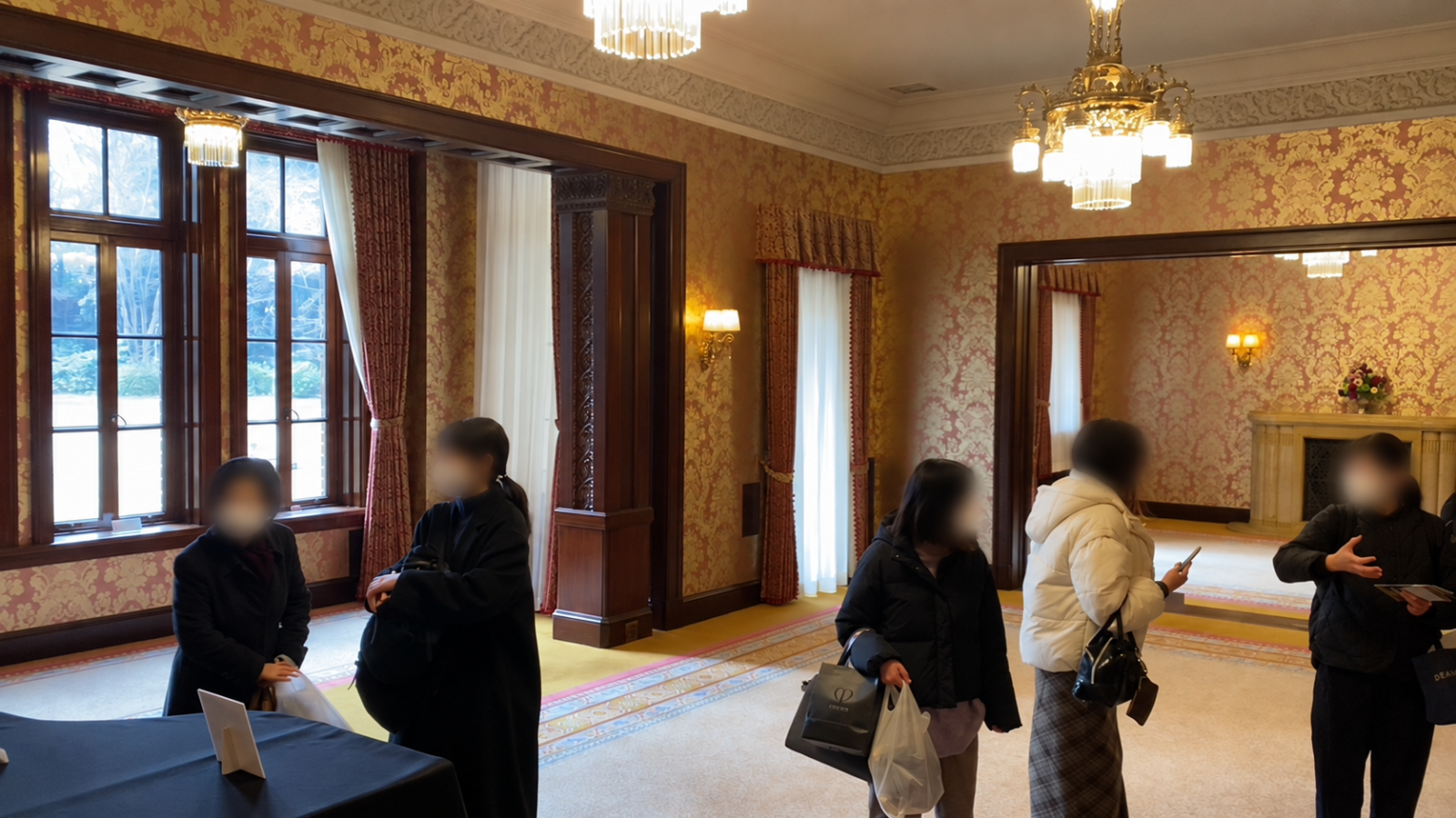 旧前田家本邸洋館の華やかな客室を見学する参加者たち