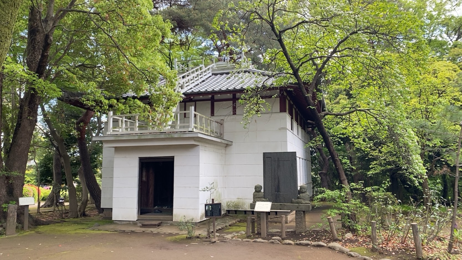 哲学堂公園の白壁と瓦屋根を備えた建物