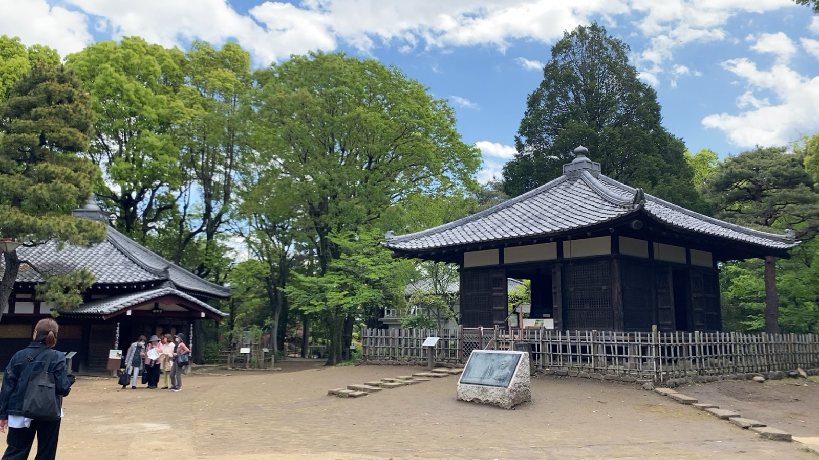 哲学堂公園の堂宇と広場、歴史散歩の参加者