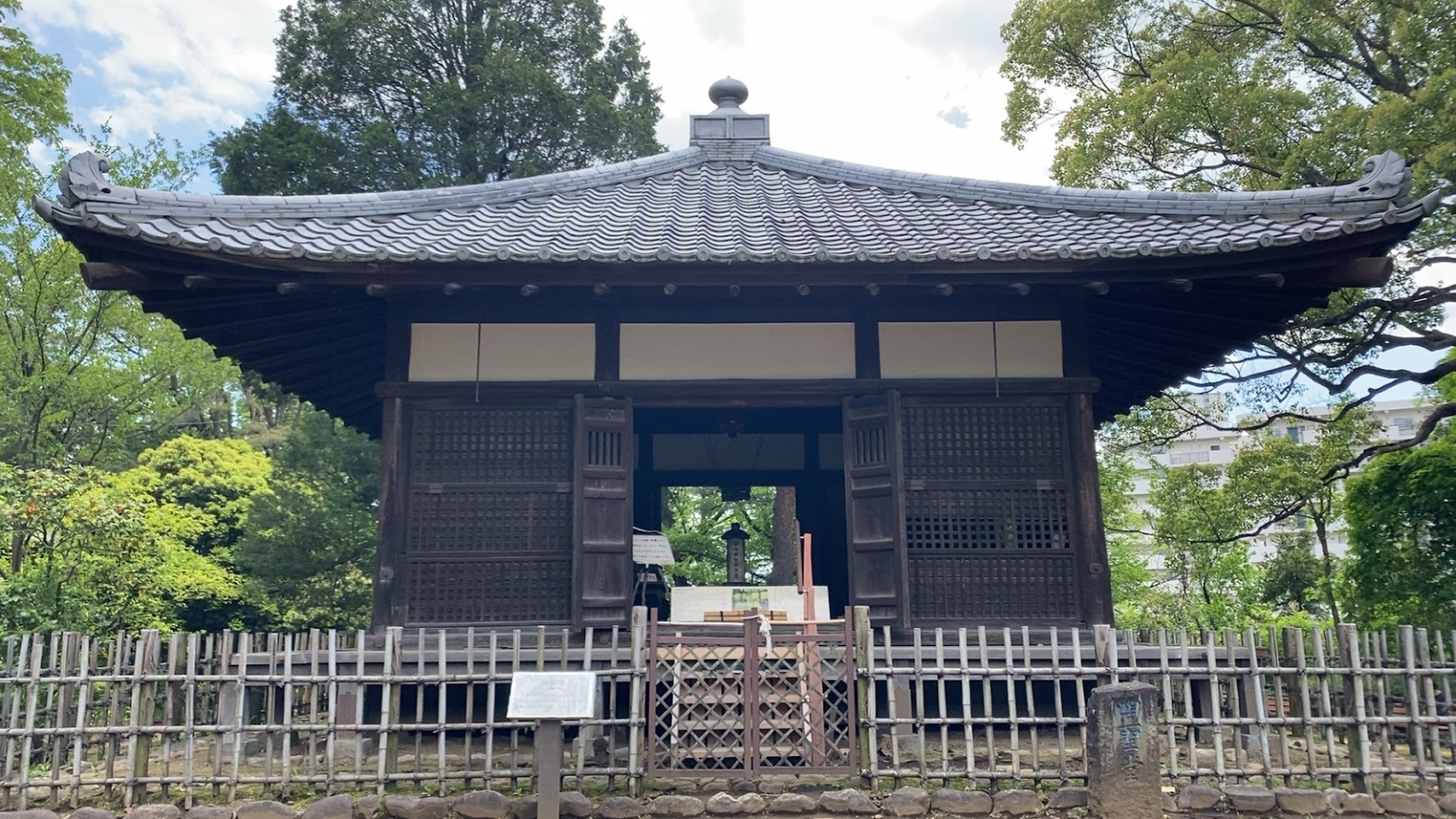哲学堂公園の四聖堂と竹垣
