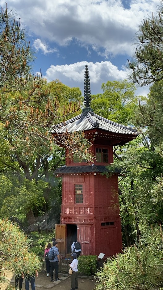 哲学堂公園の朱塗りの六賢台