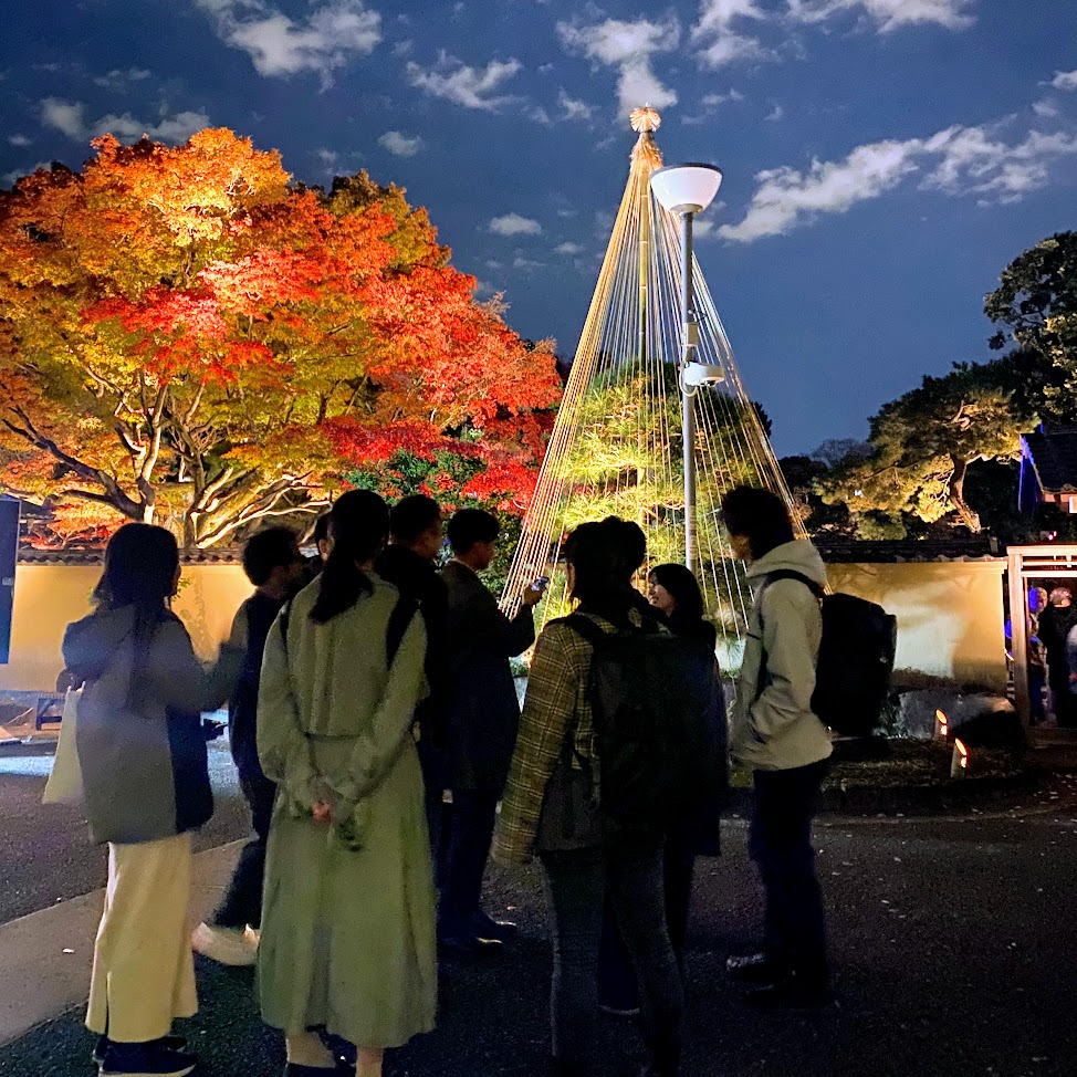 肥後細川庭園の紅葉ライトアップで集まる人たち