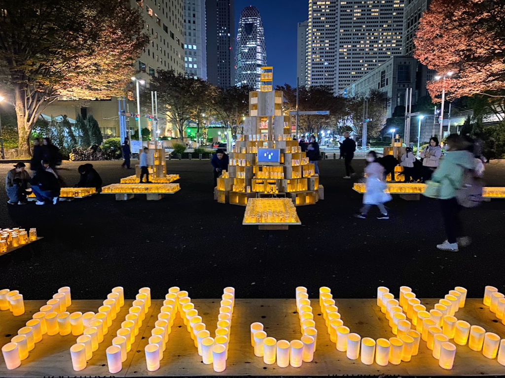 新宿中央公園キャンドルナイト2025のキャンドルと西新宿の夜景
