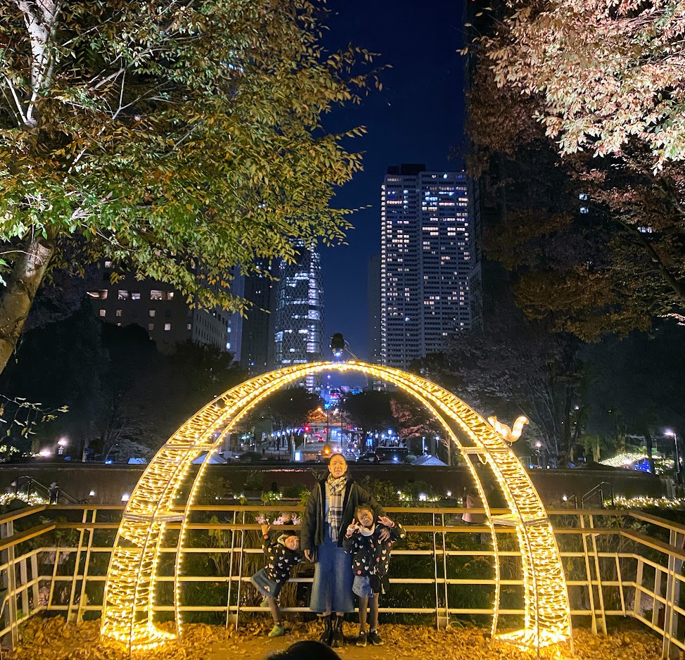 新宿中央公園の光のアーチと夜景