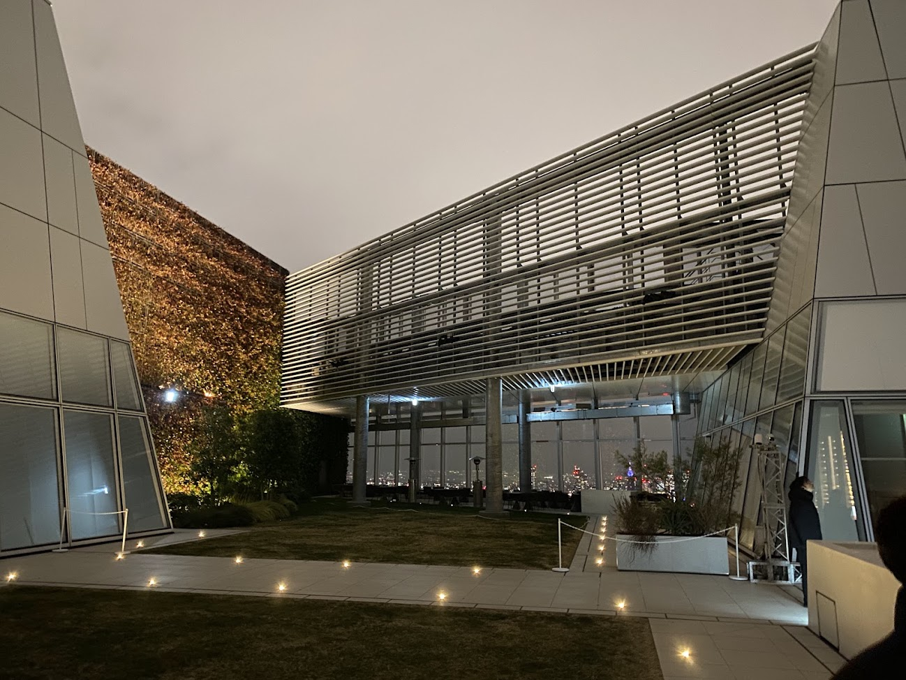 TOKYO NODE49階SKY GARDEN & POOLの庭園とルーバー建築