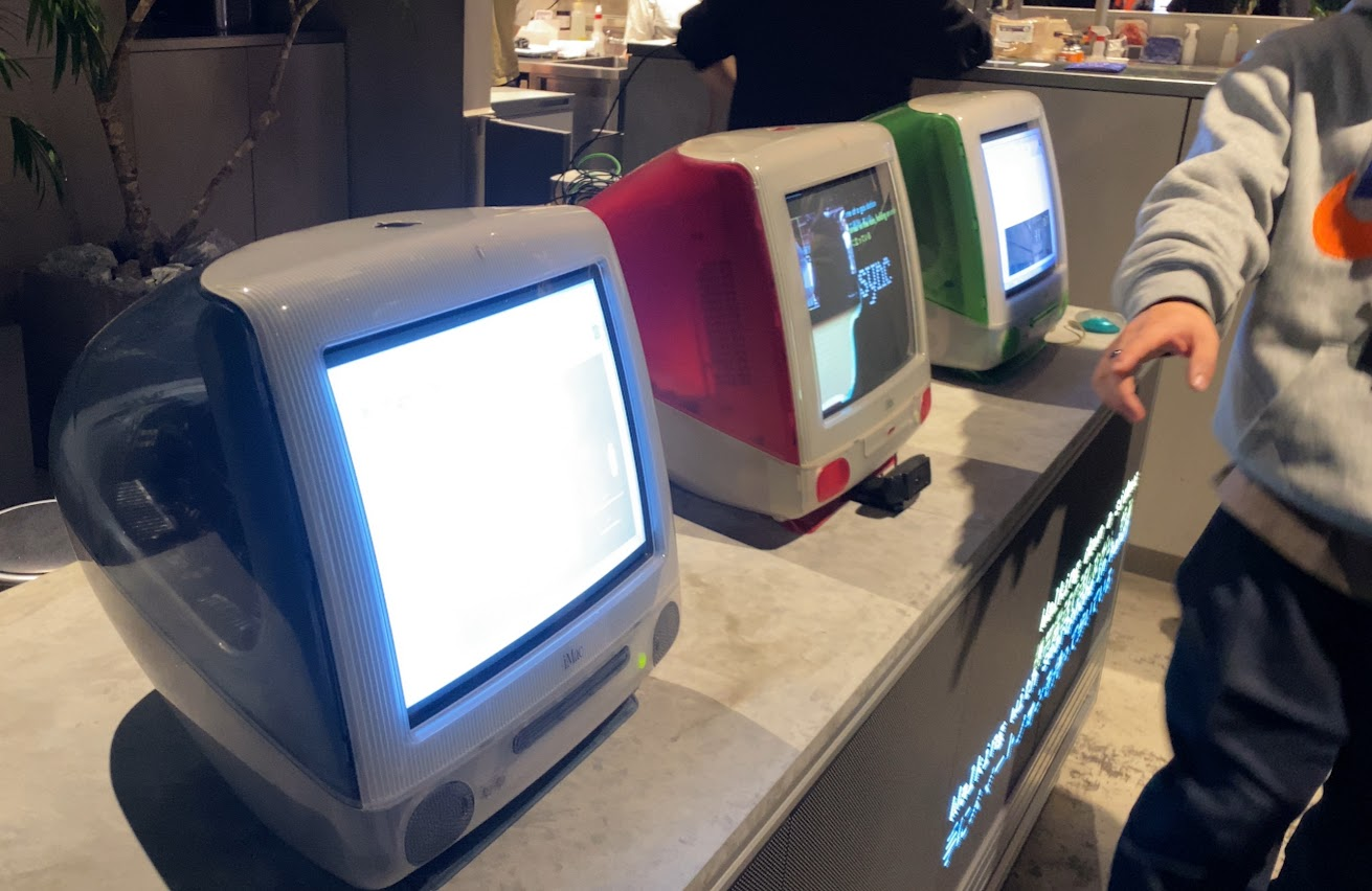 TOKYO PROTOTYPE8階会場に展示されたカラフルな旧型iMac