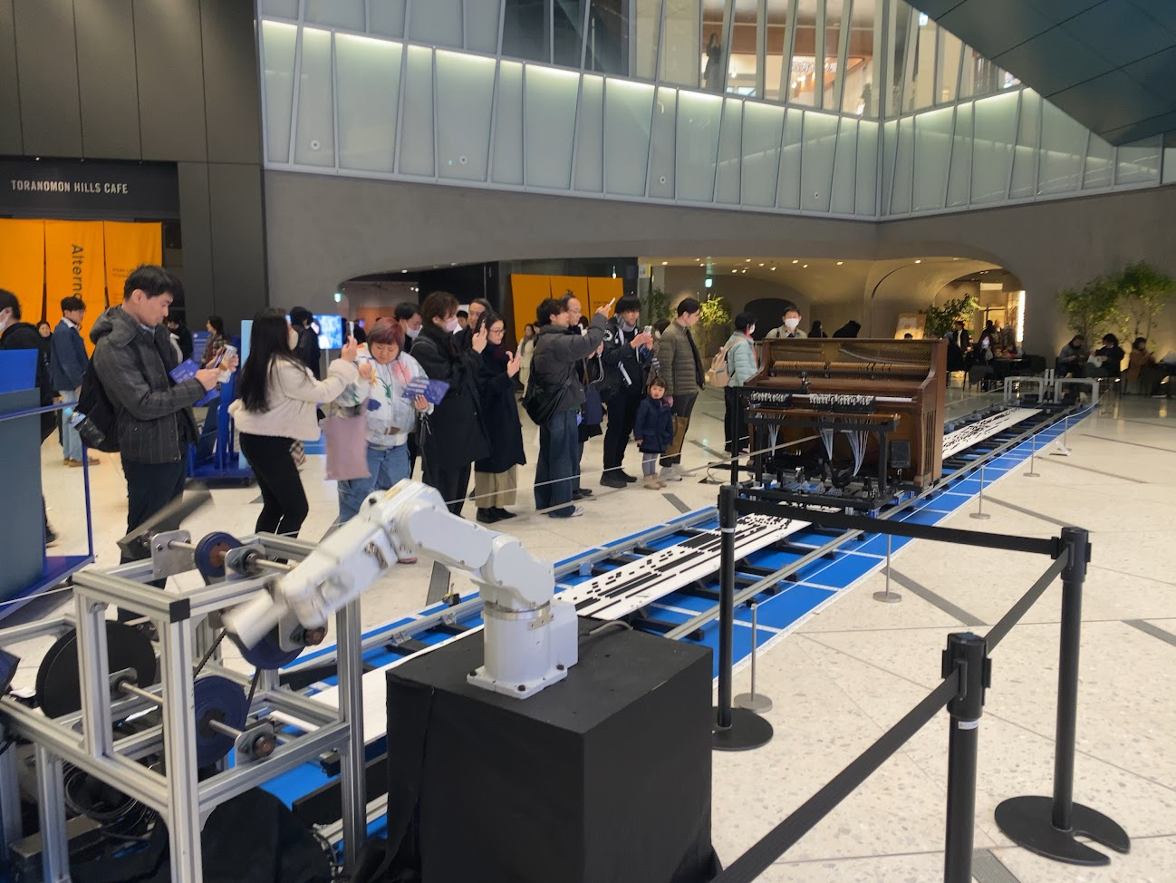 TOKYO PROTOTYPE地下2階会場のロボットアームと鍵盤を組み合わせた展示