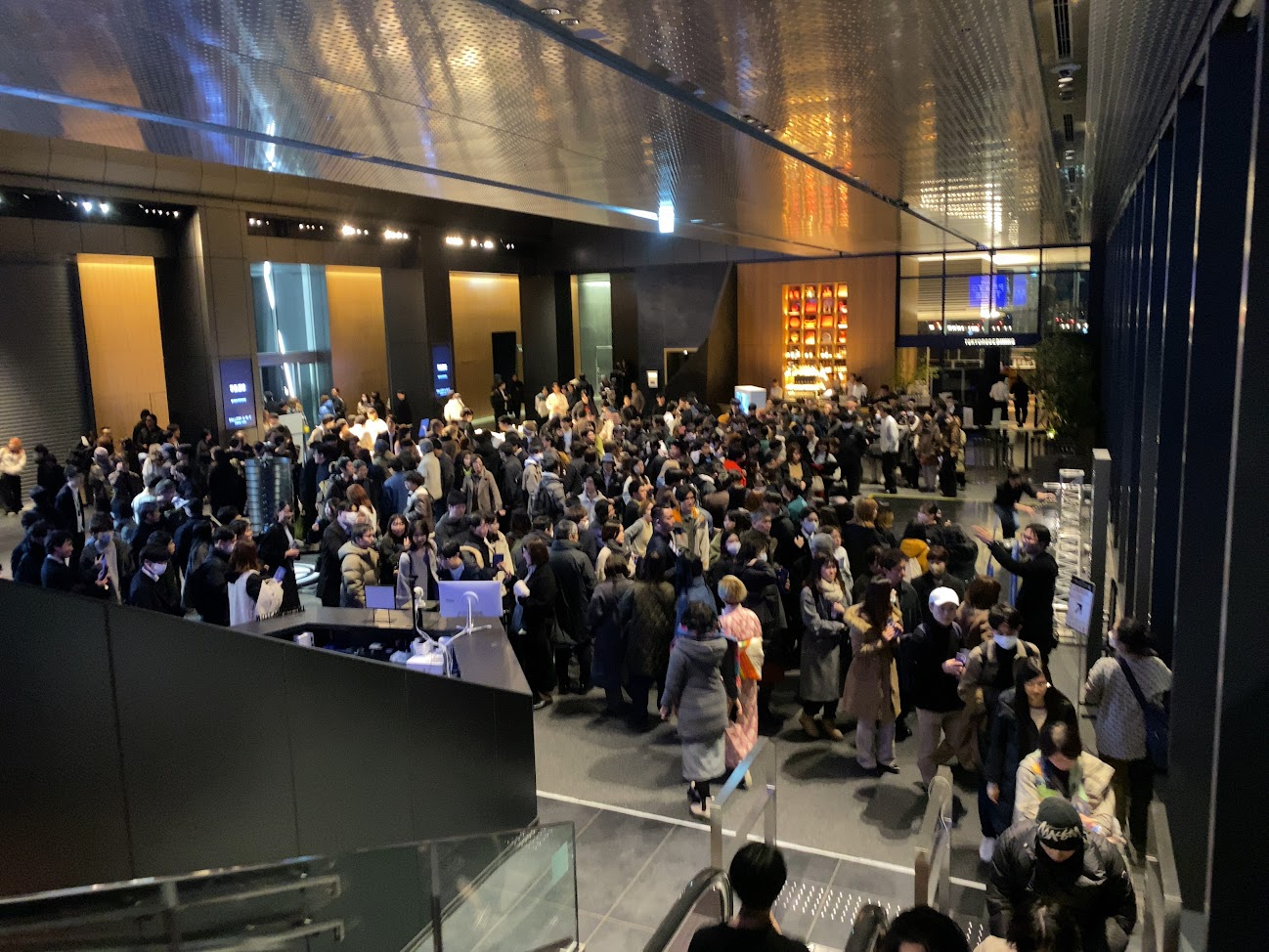 TOKYO PROTOTYPE45階会場のアライバルホールに集まる来場者