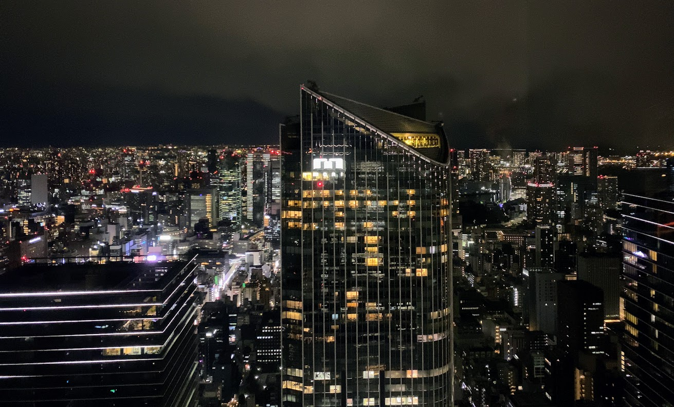虎ノ門ヒルズステーションタワー45階から望む森タワーと東京の夜景