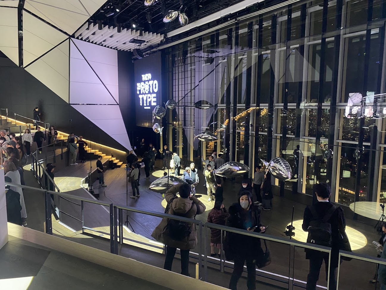 46階TOKYO NODE HALLのFLOCK OF魚型バルーンと来場者