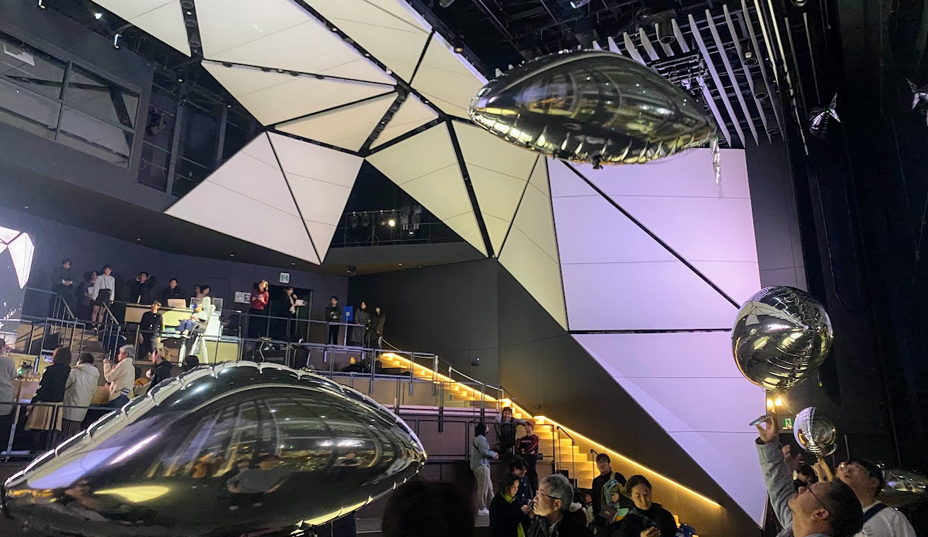 TOKYO PROTOTYPE46階の銀色の魚型バルーンを間近で見る会場風景