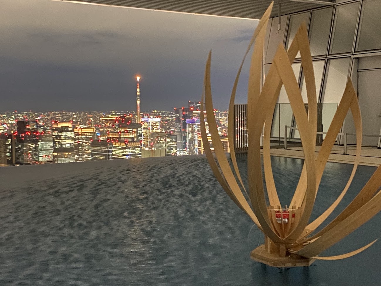 TOKYO NODE49階のインフィニティプールといけばな作品と東京の夜景
