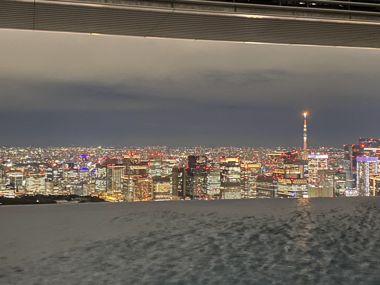 TOKYO NODE49階のプール越しに見える東京スカイツリーの夜景