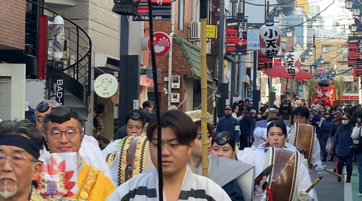 下北沢一番街商店街を太鼓とともに進む天下一天狗道中の隊列