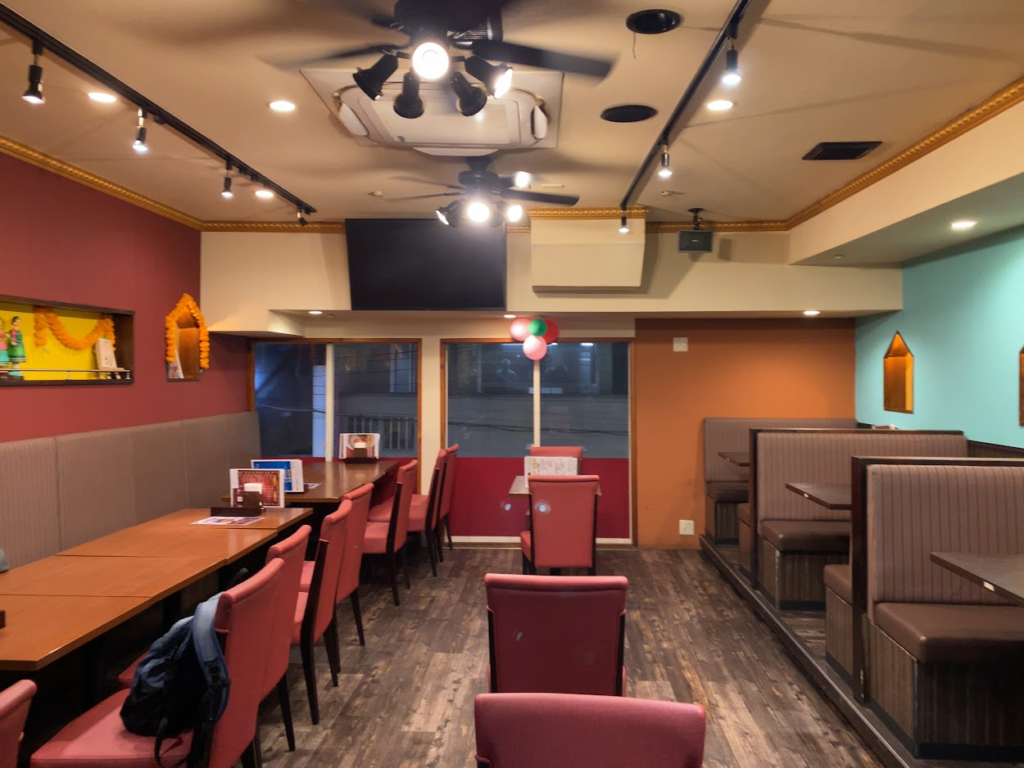 タンジャイミールス店内のテーブル席とボックス席 南インド料理交流イベント会場