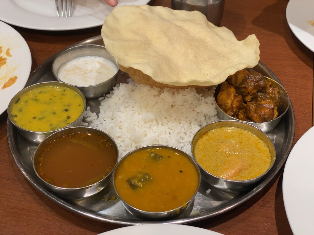 タンジャイミールスの南インド定食ミールス ご飯と数種類のカレー 副菜 パパド