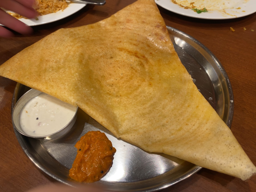 タンジャイミールスの三角形に折りたたまれた南インド料理ドーサ チャツネ添え