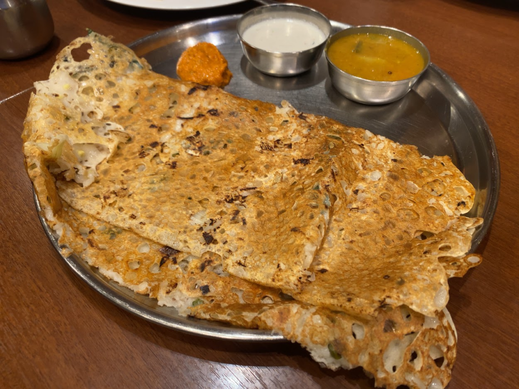 穴の開いた薄焼き生地が特徴の南インド料理ラヴァドーサとソース