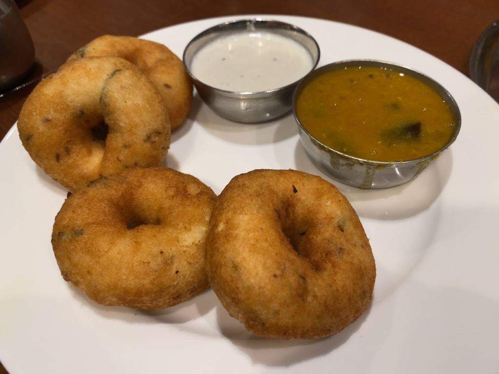 リング形の南インドの揚げ料理ワダとサンバル 白いチャツネ