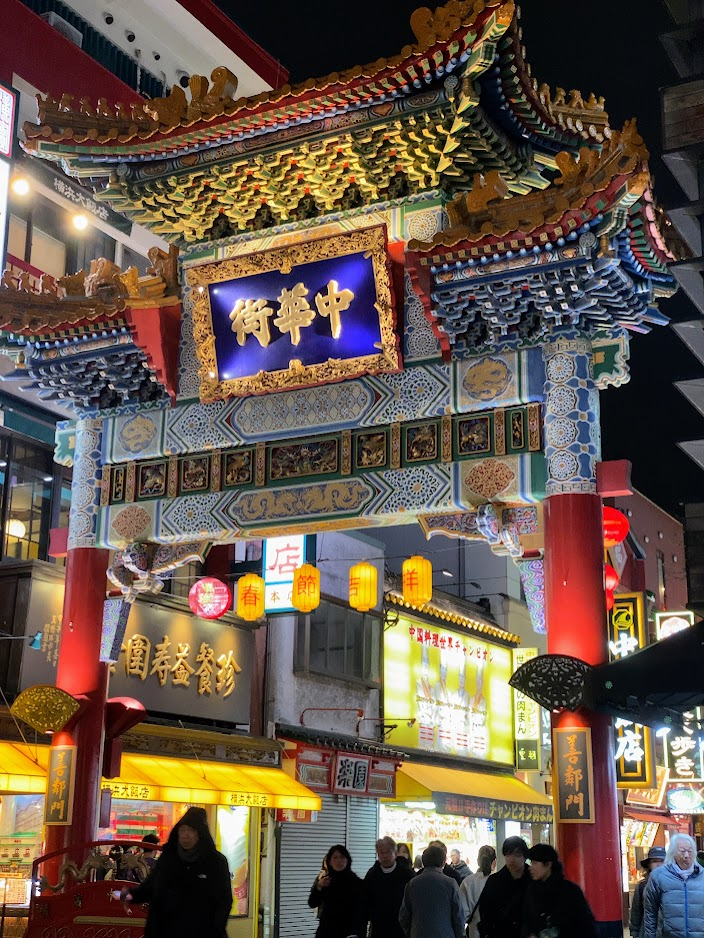 春節2026の夜の横浜中華街・善隣門、中華街大通りを彩る提灯と伝統建築