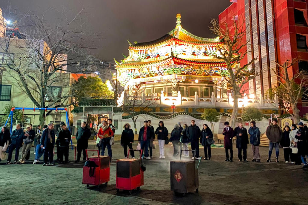 2026年2月17日夜の横浜中華街・山下町公園、採青フィナーレ開始直前と背景の横濱媽祖廟