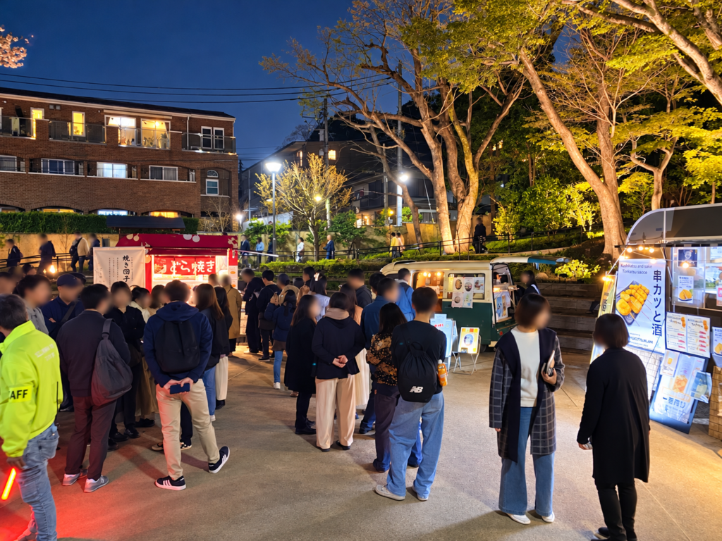 肥後春景の夜に庭園入口付近で営業するキッチンカーと来場者