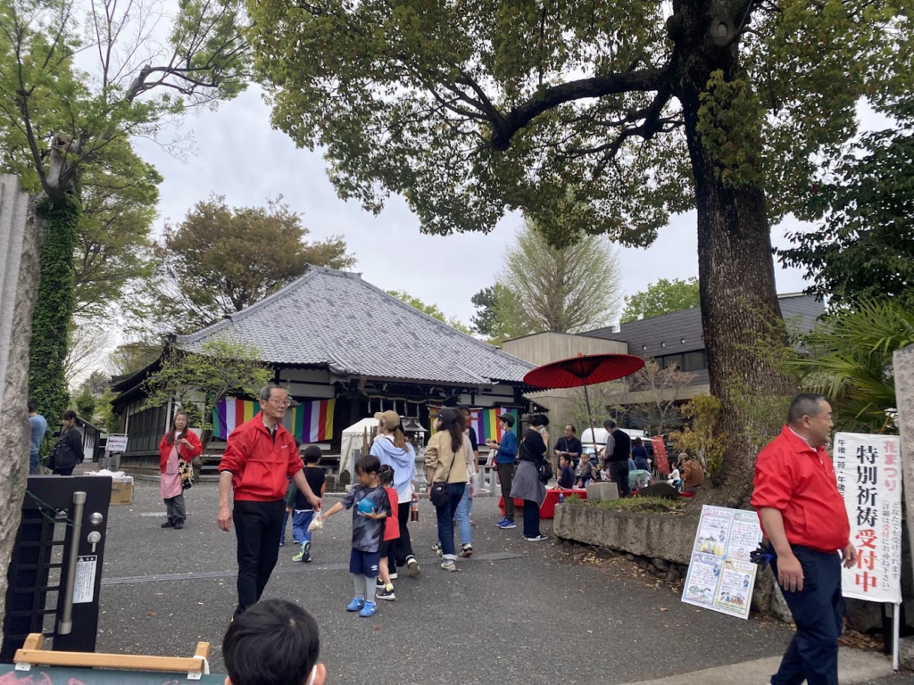 川崎市幸区の了源寺で開かれた2026年の花まつりと本堂前のにぎわい