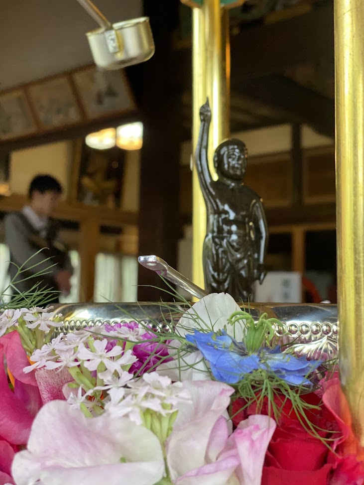 了源寺の花まつりで花々に囲まれた釈迦の誕生仏
