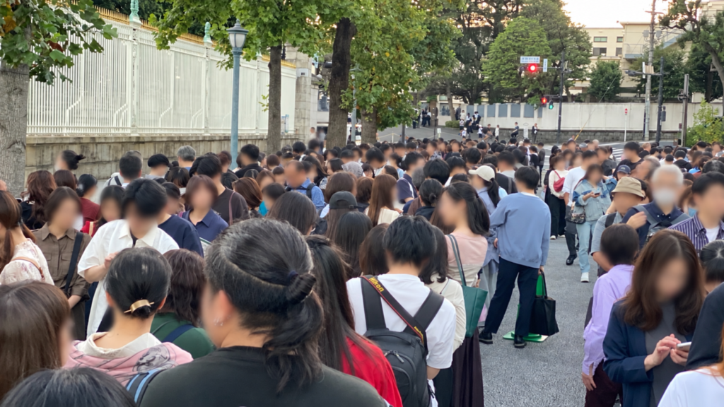 迎賓館赤坂離宮の特別夜間公開で正門付近に続く入場待ちの列