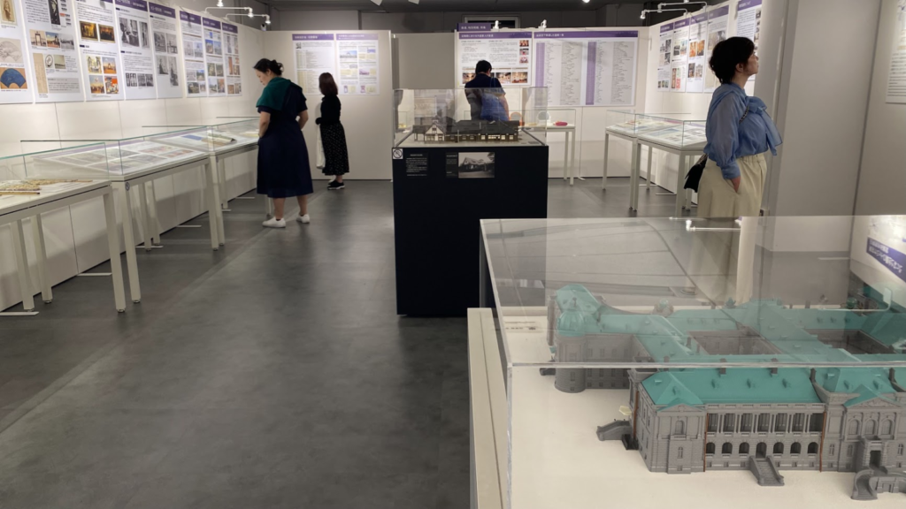 迎賓館赤坂離宮資料展示室の本館建築模型と歴史解説パネル