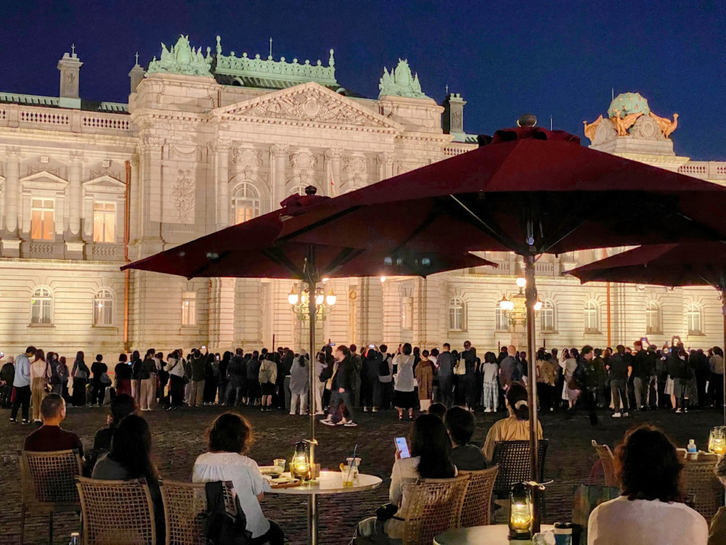 迎賓館赤坂離宮の前庭ガーデンカフェと夜のライトアップ