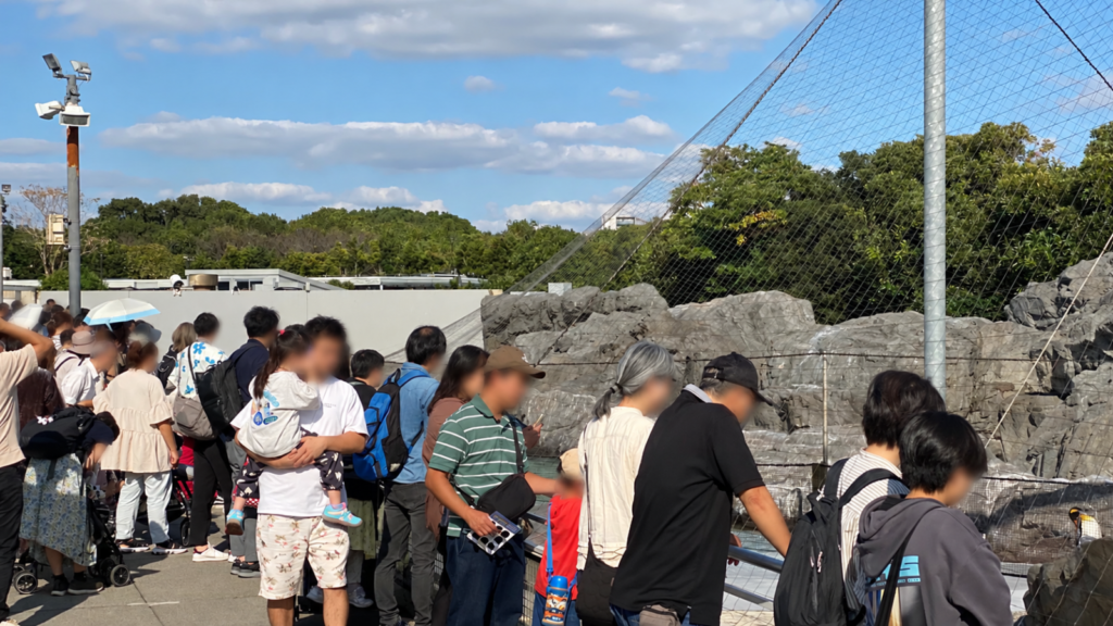 葛西臨海水族園の屋外ペンギン展示場と観察する大勢の来園者