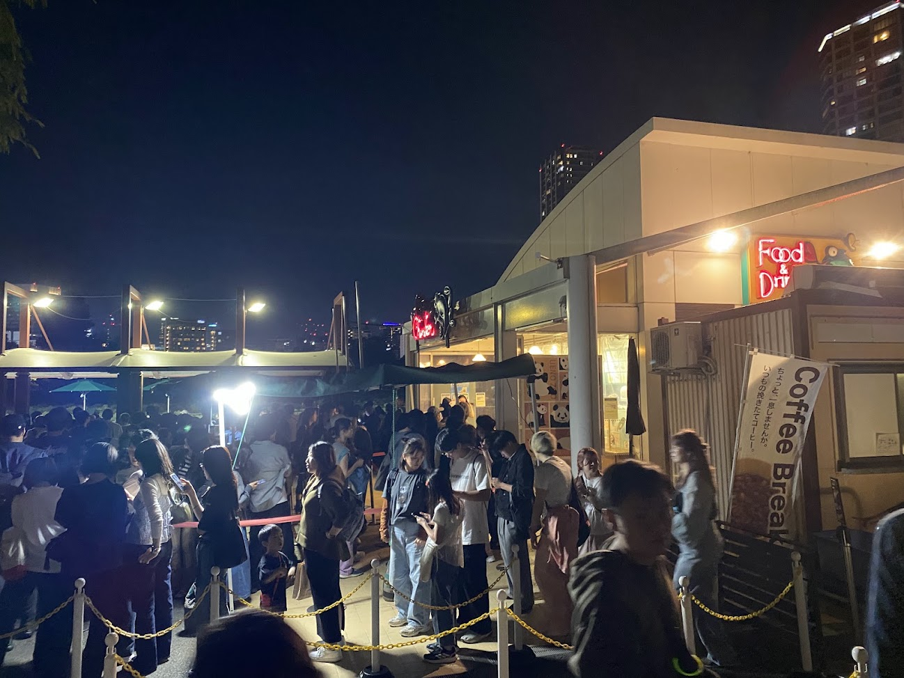上野動物園西園の夜の売店前にできた来園者の行列