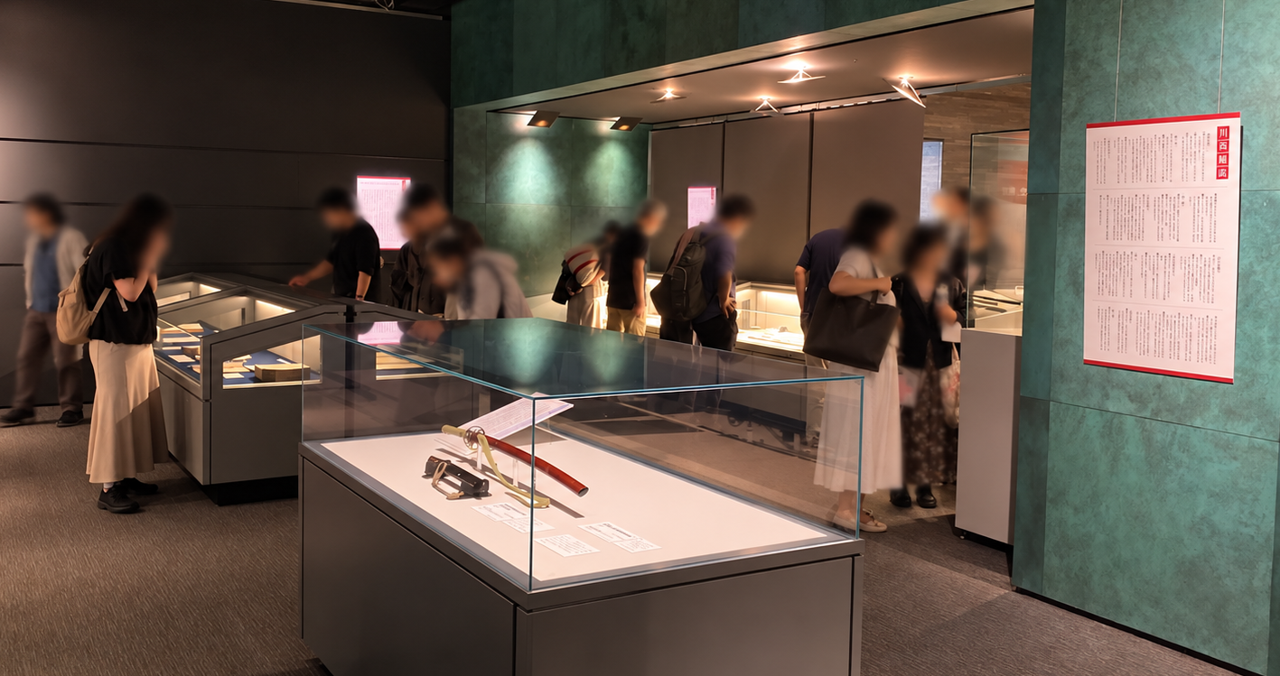 國學院大學博物館の刀剣学総論展に並ぶ刀装具と研究資料の展示風景