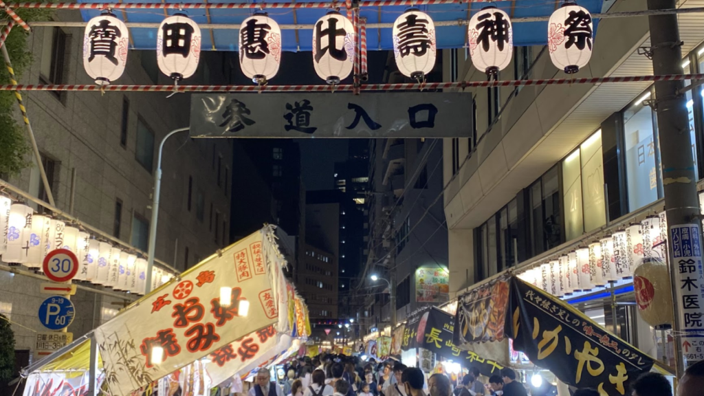 小伝馬町駅付近の日本橋べったら市参道入口と並ぶ夜店・奉納提灯