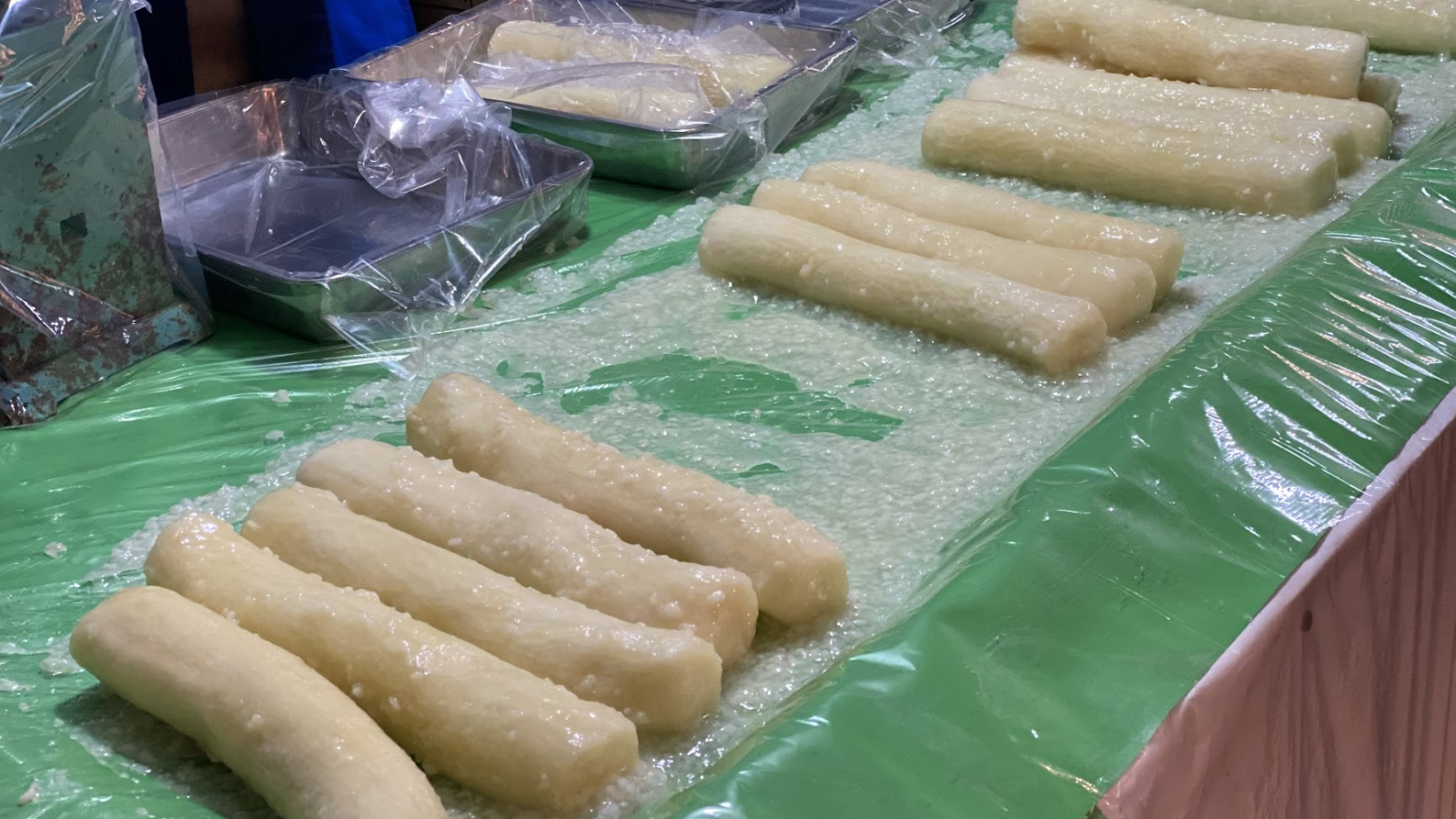 米麹に漬かった日本橋べったら市の白いべったら漬大根