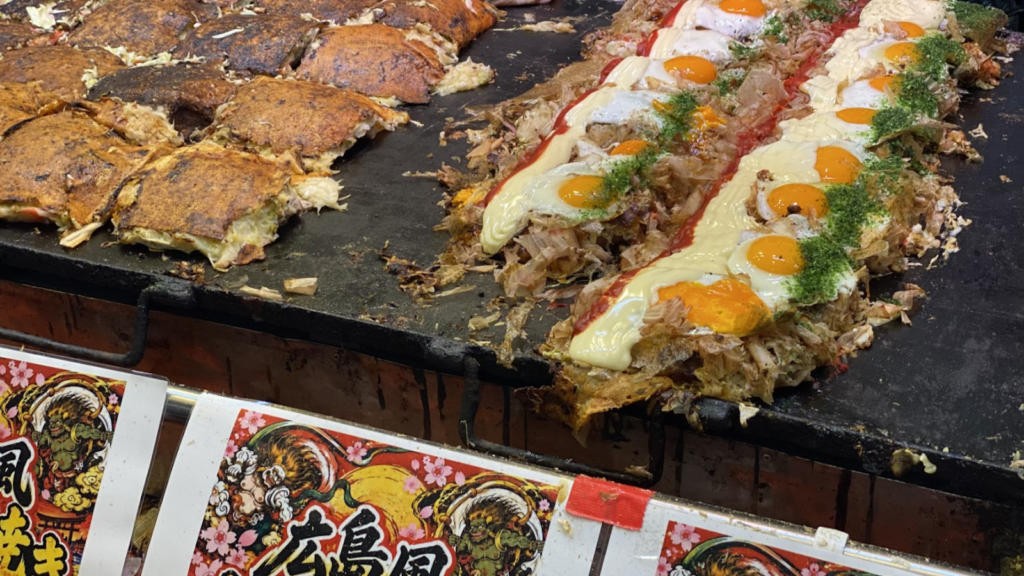 日本橋べったら市でお好み焼きなどを焼く屋台の鉄板