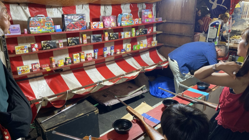 日本橋べったら市の縁日・昔ながらの射的屋台