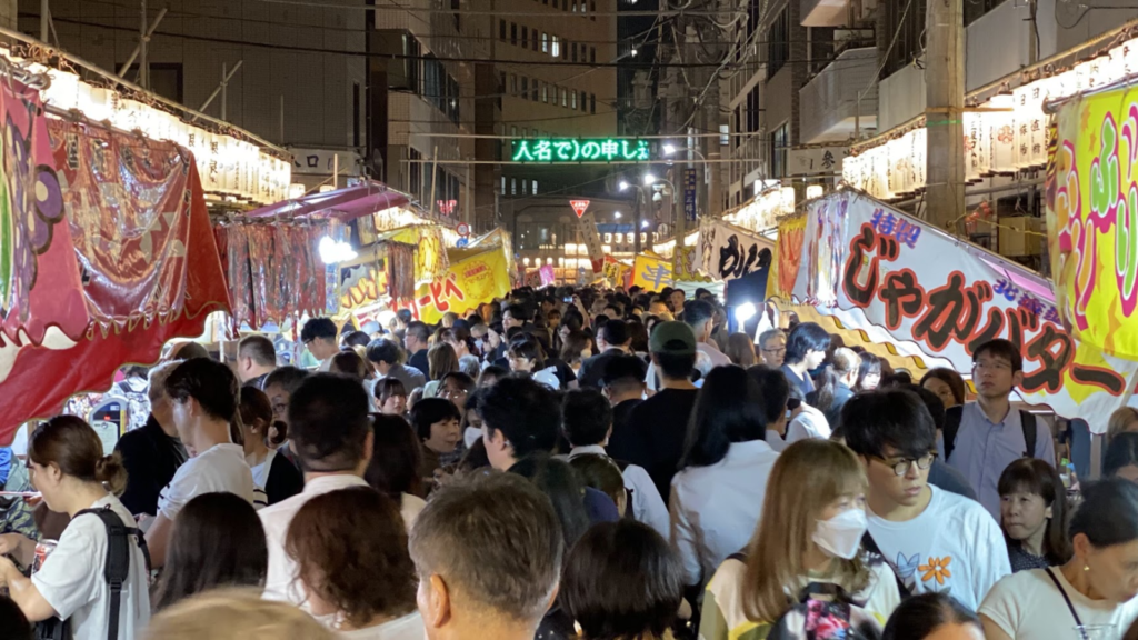 日本橋べったら市の人で埋まる通りとじゃがバターの屋台